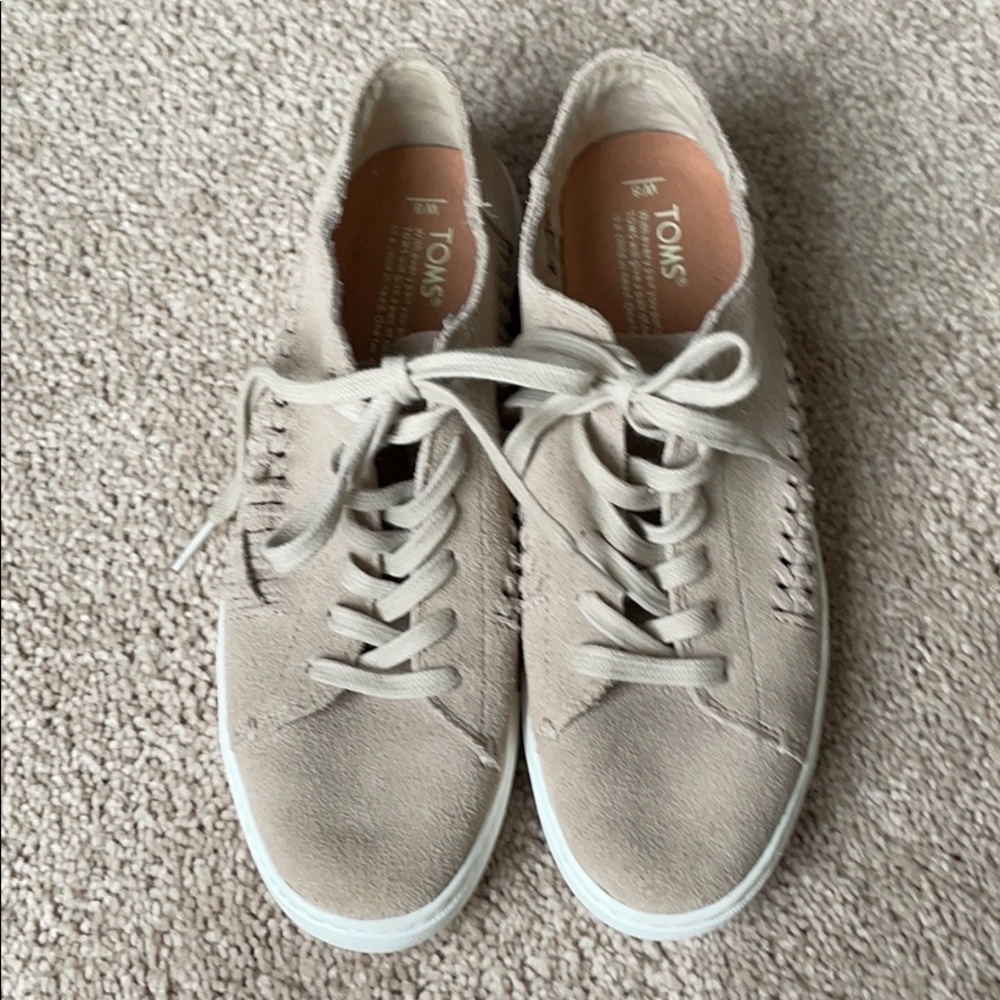 Women’s Tom’s flat lace shoes